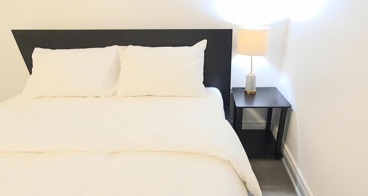 A Home Away Торонто Экстерьер фото